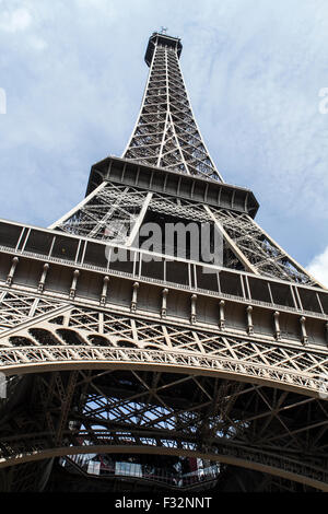 Vista dalla parte inferiore alla parte superiore della mitica Torre Eiffel Parigi Francia Foto Stock