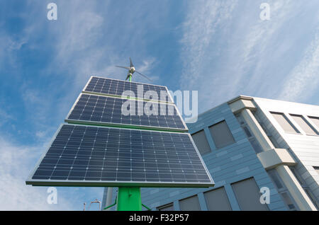 Pannello solare con piccole turbine eoliche sulla parte superiore Foto Stock