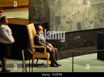 New York, Stati Uniti d'America. 28 Sep, 2015. Il Presidente francese Francois Hollande (R) attende di affrontare il settantesimo sessione dell' Assemblea generale delle Nazioni Unite, presso la sede delle Nazioni Unite a New York, gli Stati Uniti e il 7 settembre 28, 2015. Il dibattito generale della 70a sessione dell'Assemblea generale delle Nazioni Unite ha dato dei calci a fuori all'assemblea generale hall della sede delle Nazioni Unite a New York il lunedì. Credito: Wang Lei/Xinhua/Alamy Live News Foto Stock