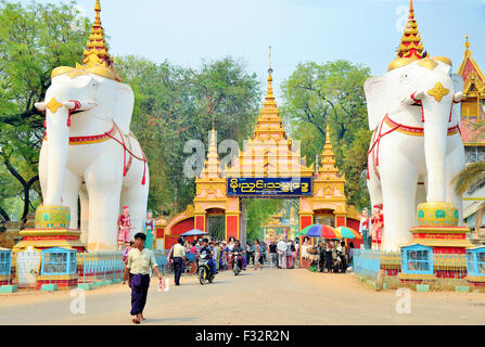 Coppia di cemento bianco elefanti all'impressionante entrata principale Thanboddhay Pagoda, Monywa, Myanmar (Birmania), Asia Foto Stock