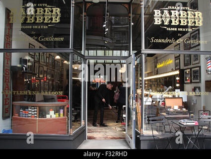 Furfanti e colleghi barbiere a Barton Arcade in Manchester Foto Stock