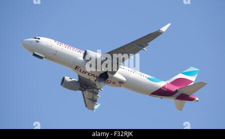 Eurowings Airbus A320 D-AIZT decollare da London Heathrow Airport LHR Foto Stock