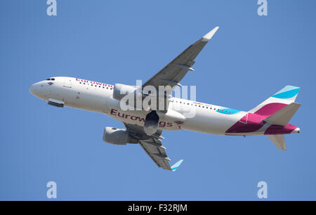 Eurowings Airbus A320 D-AIZT decollare da London Heathrow Airport LHR Foto Stock