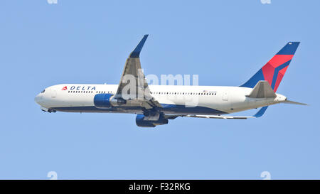 Delta Air Lines Boeing 767 N185DN decollare da London Heathrow Airport LHR Foto Stock