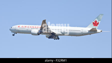 Air Canada Boeing 777 C-FIVS decollare da London Heathrow Airport LHR Foto Stock