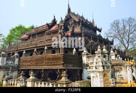 Riccamente intagliati monastero Shwenandaw il solo edificio rimanenti dall'originale palazzo d'Oro,Mandalay, Myanmar (Birmania) Foto Stock