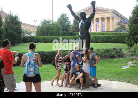 La statua del pugile Rocky Balboa, di fronte al Museo dell'Arte di Philadelphia, in Pennsylvania, STATI UNITI D'AMERICA Foto Stock