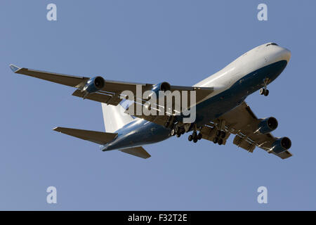 Dubai Air Wing Boeing 747-412F/SCD finali sulla pista 31. Foto Stock