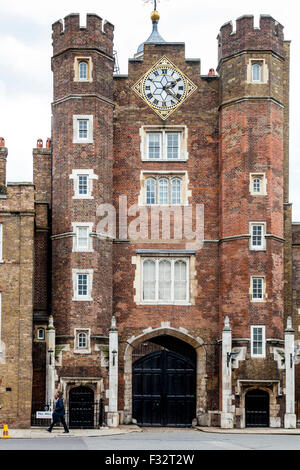 Il Tudor Gatehouse, St James's Palace, (Nord) Pall Mall, London, Regno Unito Foto Stock