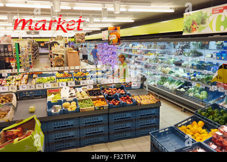 Dipartimento di fresco di un supermercato Carrefour in Belgio Foto Stock