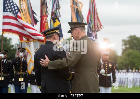 Presidente uscente della Joint Chiefs gen. Martin Dempsey (a sinistra) si congratula con il Presidente in arrivo Marine gen. Giuseppe Dunford Jr, durante un cambio di responsabilità cerimonia alla base comune sala Myer-Henderson Settembre 25, 2015 in Arlington, Virginia. Gen. Dempsey si ritira dal militare dopo 41 anni di servizio. Foto Stock