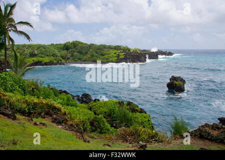 Vista panoramica della baia e del mare a pila Waianapanapa State Park, Hana Highway, Maui, Hawaii con spiaggia di sabbia nera la distanza Foto Stock