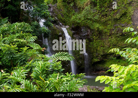 Vista panoramica delle cascate Waikani cascata lungo la Hana Highway, Maui, Hawaii nel mese di agosto Foto Stock