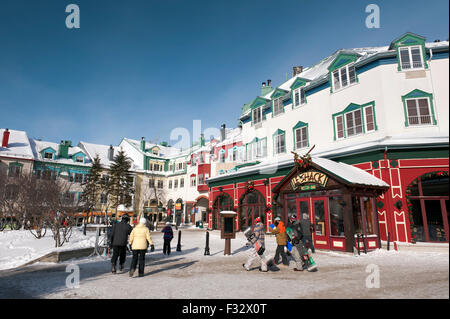 Gli snowboarder e sciatori camminando in una strada di Mt Tremblant resort, provincia del Québec in Canada. Foto Stock