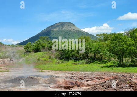 Paesaggi vulcanici di San Jacinto con il gorgogliamento calde piscine di fango proveniente da attività vulcanica in primo piano Foto Stock