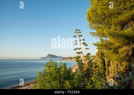 Le calme acque della baia di Altea su una mattina di sole Foto Stock