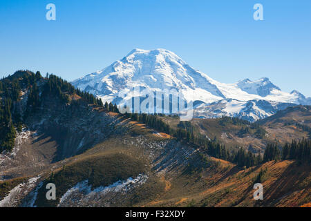 Mount Baker (Native American: La corale Kulshan) ricoperta di neve come si vede dalla Skyline Divide Trail nel North Cascades, Washington. Foto Stock