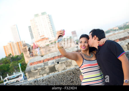 Giovane prendendo un selfie Foto Stock