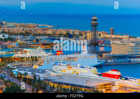 Vista aerea Barcelona di notte, la Catalogna, Spagna Foto Stock