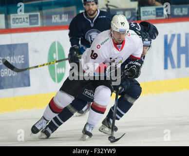 Zagabria, Croazia. 28 Sep, 2015. Francesco Pare (anteriore) del Traktor Chelyabinsk aziona il puck durante la Kontinental Hockey League (KHL) match contro Medvescak Zagabria a Zagabria, la capitale della Croazia, Sett. 28, 2015. Medvescak Zagabria ha vinto 2-1. Credito: Miso Lisanin/Xinhua/Alamy Live News Foto Stock