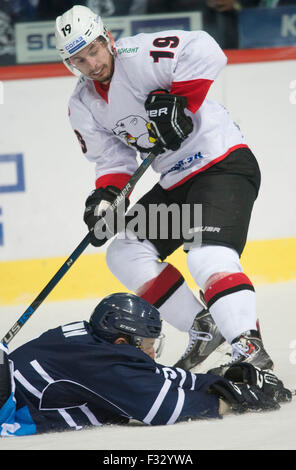 Zagabria, Croazia. 28 Sep, 2015. Francesco Pare (superiore) di Traktor Chelyabinsk vies per il puck durante la Kontinental Hockey League (KHL) match contro Medvescak Zagabria a Zagabria, la capitale della Croazia, Sett. 28, 2015. Medvescak Zagabria ha vinto 2-1. Credito: Miso Lisanin/Xinhua/Alamy Live News Foto Stock