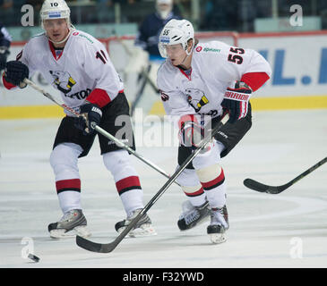 Zagabria, Croazia. 28 Sep, 2015. Yegor Martynov (R) di Traktor Chelyabinsk aziona il puck durante la Kontinental Hockey League (KHL) match contro Medvescak Zagabria a Zagabria, la capitale della Croazia, Sett. 28, 2015. Medvescak Zagabria ha vinto 2-1. Credito: Miso Lisanin/Xinhua/Alamy Live News Foto Stock