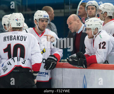 Zagabria, Croazia. 28 Sep, 2015. Andrei Nikolishin (C), allenatore di Traktor Chelyabinsk, dà istruzioni durante la Kontinental Hockey League (KHL) match contro Medvescak Zagabria a Zagabria, la capitale della Croazia, Sett. 28, 2015. Medvescak Zagabria ha vinto 2-1. Credito: Miso Lisanin/Xinhua/Alamy Live News Foto Stock