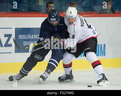 Zagabria, Croazia. 28 Sep, 2015. Artem Borodkin (R) di Traktor Chelyabinsk vies con Nathan Perkovich di Medvescak Zagabria durante la Kontinental Hockey League (KHL) corrispondono a Zagabria, la capitale della Croazia, Sett. 28, 2015. Medvescak Zagabria ha vinto 2-1. Credito: Miso Lisanin/Xinhua/Alamy Live News Foto Stock