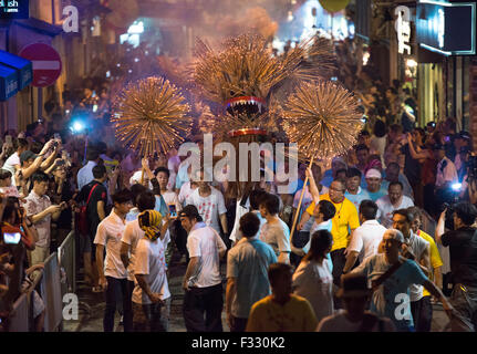 Il Tai Hang Fire Dragon fa il suo modo attraverso th strade di Tai Hang sull isola di Hong Kong Foto Stock