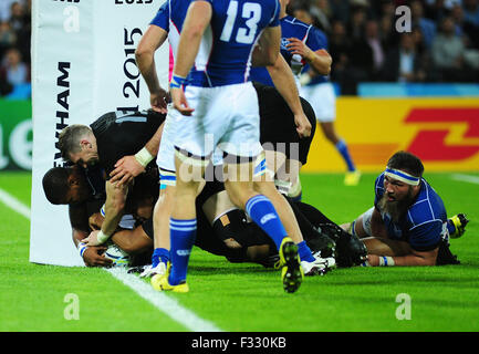 Londra, Gran Bretagna. 24Sep, 2015. Settembre 24: Nuova Zelanda Julian Savea punteggi lati la sua sesta prova durante il 2015 Coppa del Mondo di Rugby match-up tra la Nuova Zelanda e la Namibia detenuti presso Olympic Stadium di Cardiff. Nuova Zelanda avrebbe sconfitto la Namibia 58-14.Photo credit: Andrea, Patrono/filo di Zuma © Andrew patrono/ZUMA filo/Alamy Live News Foto Stock