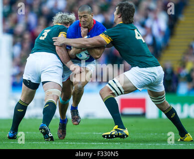 Birmingham, Regno Unito. 26 Sep, 2015. Samoa Paolo Perez è affrontato dal Sud Africa Jannie du Plessis e Eben Etzebeth durante il 2015 Rugby World Cup match tra il Sud Africa e Samoa che si terrà a Villa Park di Birmingham. Il Sud Africa vorrebbe vincere 46-6.Photo credit: Andrea, Patrono/Zuma Newswire © Andrew patrono/ZUMA filo/Alamy Live News Foto Stock