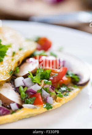 Frittata di vegetali (close-up shot) con funghi freschi ed erbe aromatiche Foto Stock