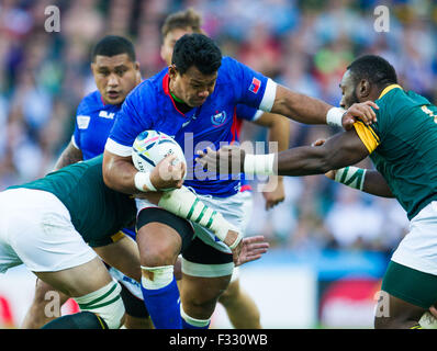 Birmingham, Regno Unito. 26 Sep, 2015. Sud Africa Duane Vermeulen è affrontato dal Sud Africa Tendai Mtawarira e Victor Matfield durante il 2015 Rugby World Cup match tra il Sud Africa e Samoa che si terrà a Villa Park di Birmingham. Il Sud Africa vorrebbe vincere 46-6.Photo credit: Andrea, Patrono/Zuma Newswire © Andrew patrono/ZUMA filo/Alamy Live News Foto Stock