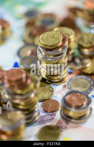 Monete metalliche in euro e fatture dettagliate (close-up shot) Foto Stock