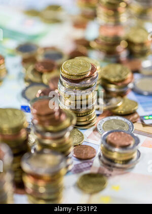Monete metalliche in euro e fatture dettagliate (close-up shot) Foto Stock