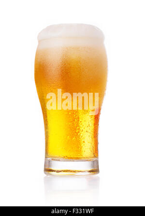 Un bicchiere di birra fresca con tappo di gomma espansa isolati su sfondo bianco. Foto Stock