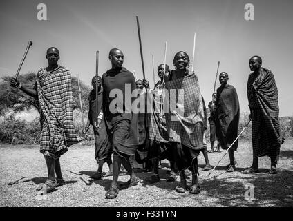 Tanzania, regione di Ashura, Ngorongoro Conservation Area, maasai uomini di eseguire i guerrieri della notte" danza Foto Stock