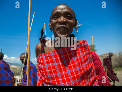 Tanzania, regione di Ashura, Ngorongoro Conservation Area, maasai uomini di eseguire i guerrieri della notte" danza Foto Stock