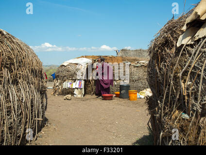 Tanzania, Regione di Arusha, Ngorongoro Conservation Area, coppia maasai fuori casa Foto Stock