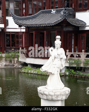 Huxinting tea house e statua in uno stagno all'ingresso del Giardino Yuyuan nella città vecchia di Shanghai, provincia di Shanghai, Cina Foto Stock