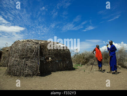 Tanzania, Regione di Arusha, Ngorongoro Conservation Area, maasai cmen fuori casa Foto Stock