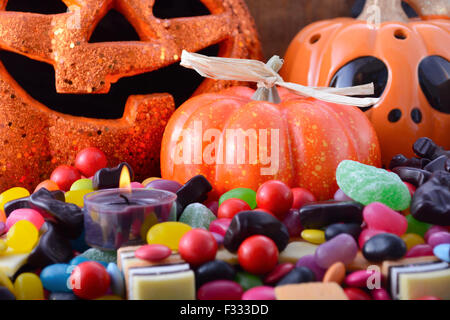 Halloween Candy con zucche, Jack O Lanterna, candele e pipistrelli sul legno scuro dello sfondo. Foto Stock