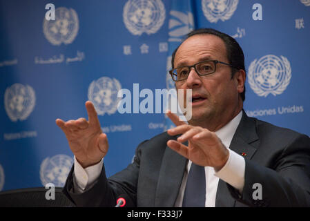 New York, Stati Uniti. 28 Sep, 2015. Presidente Hollande gesti mentre si risponde a una domanda posta da un membro della stampa. Il Presidente francese Francois Hollande ha tenuto una conferenza stampa presso le Nazioni Unite per affrontare la prossima conferenza di Parigi sul cambiamento climatico in corso e la Siria crisi di rifugiati. Credito: Albin Lohr-Jones/Pacific Press/Alamy Live News Foto Stock