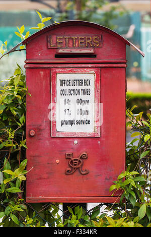 Old Royal Mail letter box dipinto in rosso con la regina Victoria del monogramma di raccolta e indicazione di tempo Foto Stock