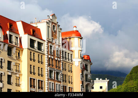 Facciata di un massiccio edificio con torretta, gallerie e balconi Foto Stock