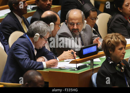 La città di New York. 28 Sep, 2015. Il ministro iraniano degli Affari Esteri MOHAMMAD JAVAD Zarif Khonsari (C) i colloqui con i membri della sua delegazione come presidente degli Stati Uniti Barack Obama affronta il settantesimo annuale Assemblea Generale delle Nazioni Unite presso la sede delle Nazioni Unite di settembre 28, 2015 a New York City. Obama terrà incontri bilaterali con il Primo Ministro indiano Narendra Modi e il Presidente russo Vladimir Putin ha più tardi nella giornata. Foto: Chip Somodevilla/CNP/dpa - nessun filo SERVICE -/dpa/Alamy Live News Foto Stock