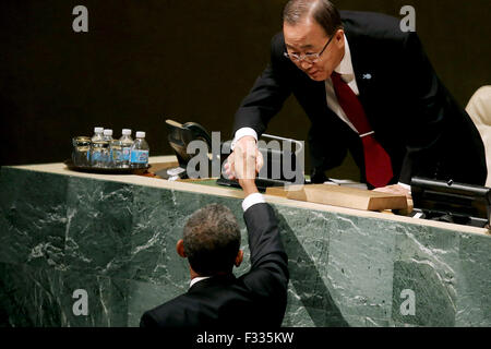 La città di New York. 28 Sep, 2015. Il Presidente degli Stati Uniti Barack Obama (L) stringe la mano con il Segretario Generale delle Nazioni Unite Ban Ki-moon dopo aver affrontato il settantesimo annuale Assemblea Generale delle Nazioni Unite presso la sede delle Nazioni Unite di settembre 28, 2015 a New York City. Obama terrà incontri bilaterali con il Primo Ministro indiano Narendra Modi e il Presidente russo Vladimir Putin ha più tardi nella giornata. Foto: Chip Somodevilla/CNP/dpa - nessun filo SERVICE -/dpa/Alamy Live News Foto Stock