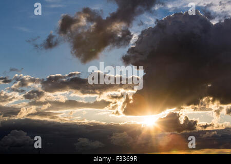 Spesse e scure nuvole nel cielo di sera, Foto Stock