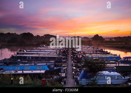 Rufford, Wigan Greater Manchester, Lancashire, Regno Unito 29 Settembre, 2015. Sunrise over the moorings. Fettlers Wharf & Scarisbrick Marina, sia Marina sono situati nel nord-ovest dell'Inghilterra a fianco del Leeds Liverpool Canal, con attracchi per imbarcazioni 100 fino a 60 piedi di lunghezza e di accogliere sia stretto e a fascio largo barche e canal incrociatori. Credito: Mar fotografico/Alamy Live News Foto Stock