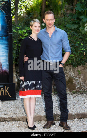 Roma, Italia. 28 Sep, 2015. L'attrice Mia Wasikowska e attore Tom Hiddleston frequentare il photocall del film 'Crimson Peak ' al Hotel de Russie il 28 settembre 2015 a Roma, Italia./picture alliance Credit: dpa/Alamy Live News Foto Stock